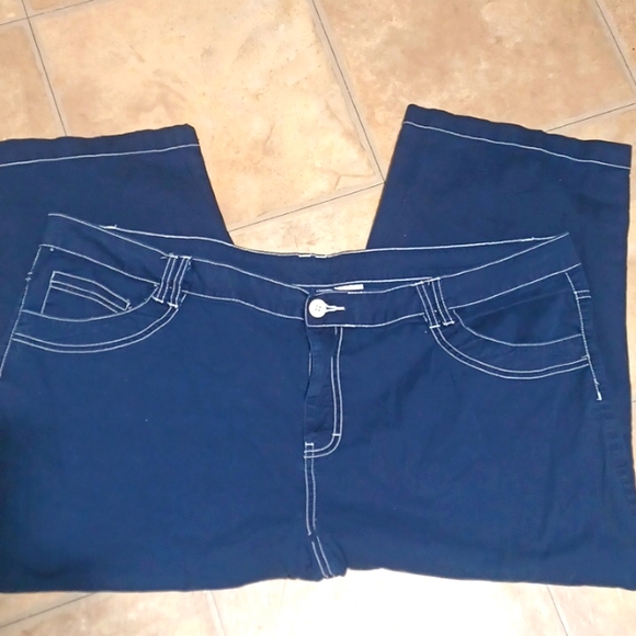 Basic Editions Capris - Picture 2 of 11